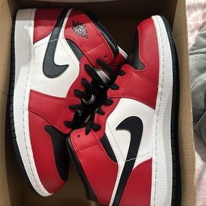 Jordan 1 mid Chicago black toe (GS) boys size 6.5y women size 8 brand new in box